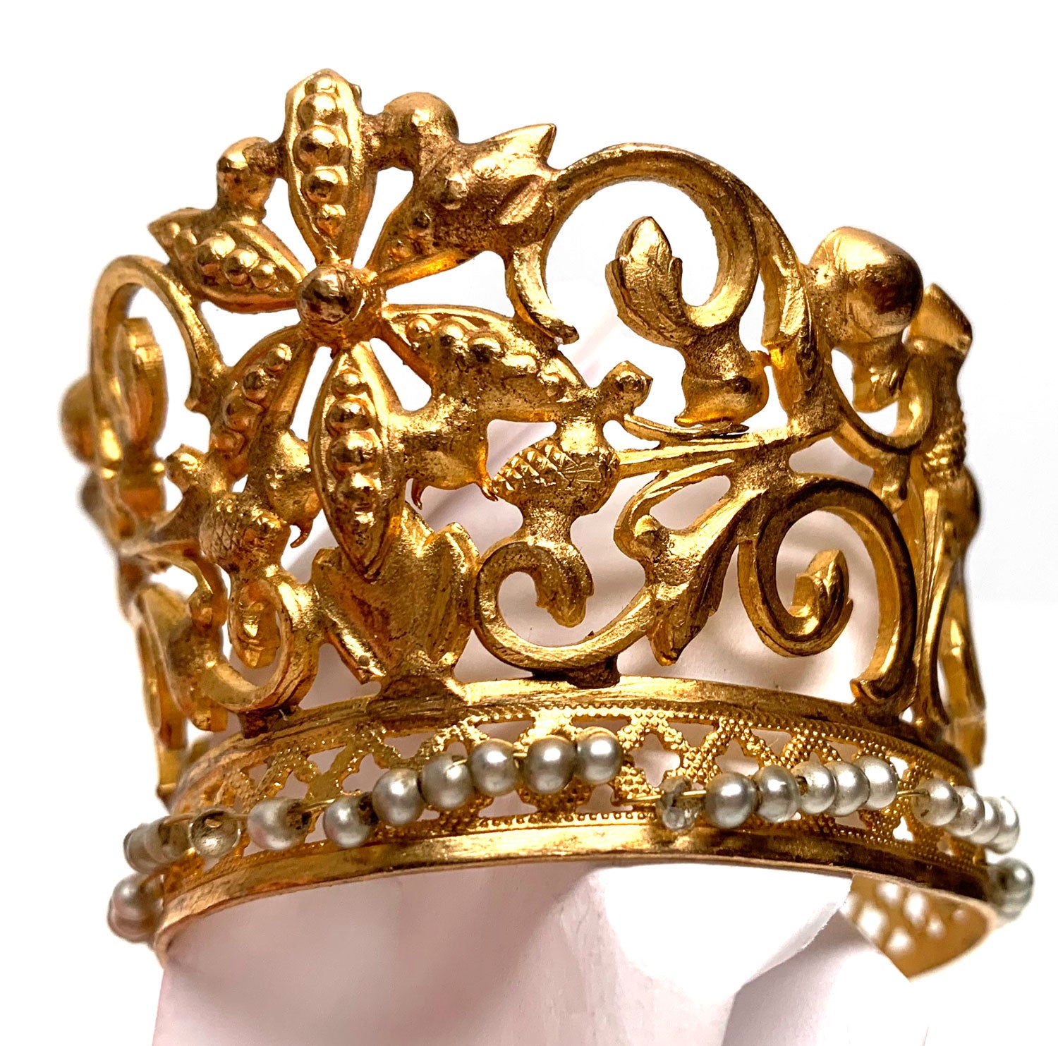 https://lachapelleprivee.com/cdn/shop/products/pearl-crown-7_2048x.jpg?v=1571714130
